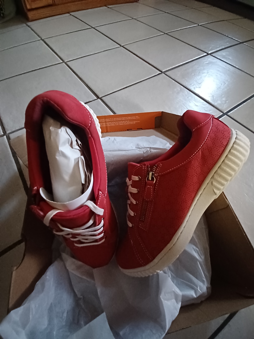 Clarks Red Women's Leather NEW Athletic Sneakers with Cream Sole Size 11W